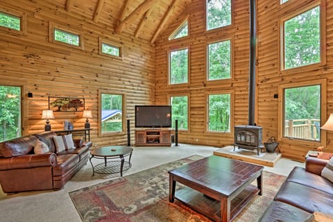 Quiet Cabin w/ Hot Tub ~ 15 Mi to State Parks! Casa in Falls Township