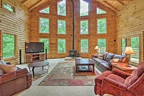 Quiet Cabin w/ Hot Tub ~ 15 Mi to State Parks! Casa in Falls Township