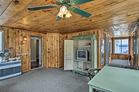 Bayside Weirs Beach Cottage < Half Mile to Pier! Casa rural in Laconia