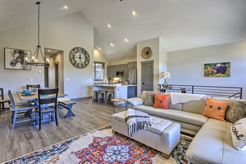 20 Mi to Winter Park: Mtn-View Townhome w/ Balcony Apartment in Granby