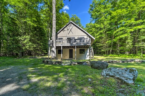 Sleek Cabin w/ Deck, 8 Miles to Mount Snow & Hikes House in Wilmington