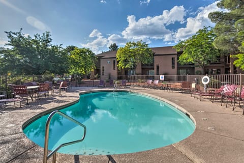 Sunny Sedona Condo w/ Resort Pool & Grill Access! Apartment in Village of Oak Creek