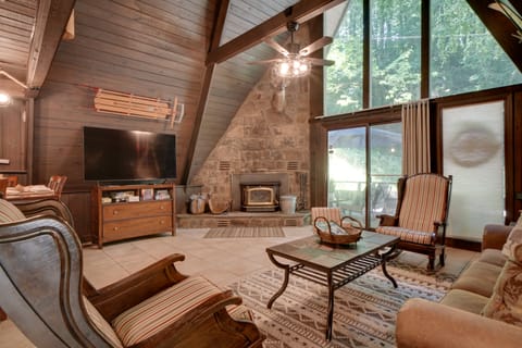 'Snuggle Inn' in the Heart of Chalet Village! House in Gatlinburg