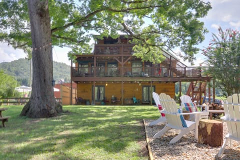 3 Mi to Great Smoky Mtn NP: Riverfront Retreat Apartment in Townsend