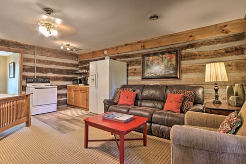 Cozy Smoky Mtn Retreat on River w/ Fire Pit & Deck Condo in Townsend