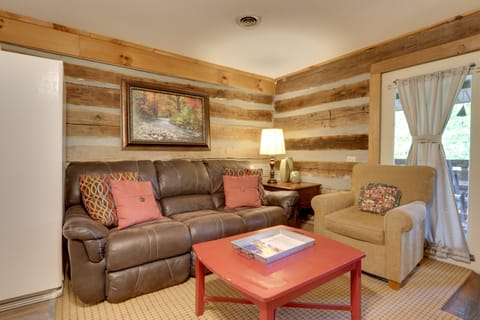 Cozy Smoky Mtn Retreat on River w/ Fire Pit & Deck Apartment in Townsend