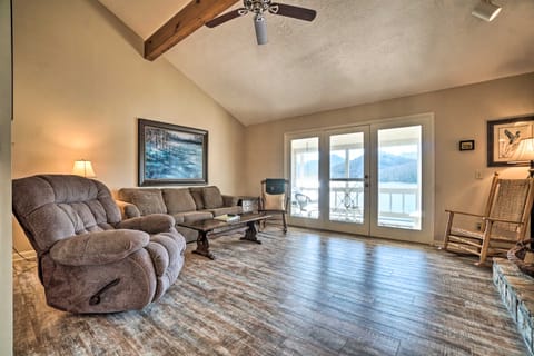 Townhome w/ Fire Pit & Lake View: Pets Welcome! Wohnung in Hiawassee