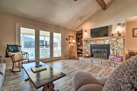 Townhome w/ Fire Pit & Lake View: Pets Welcome! Apartamento in Hiawassee
