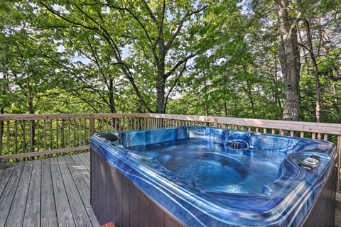 Luxe Cabin w/ Hot Tub, Theater, Pool Table, Arcade House in Pigeon Forge