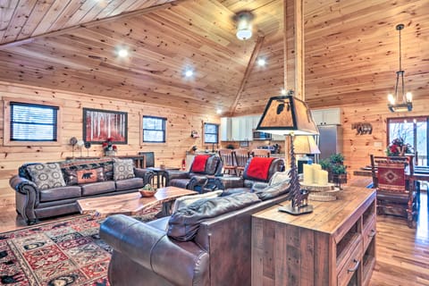 Luxe Cabin w/ Hot Tub, Theater, Pool Table, Arcade House in Pigeon Forge
