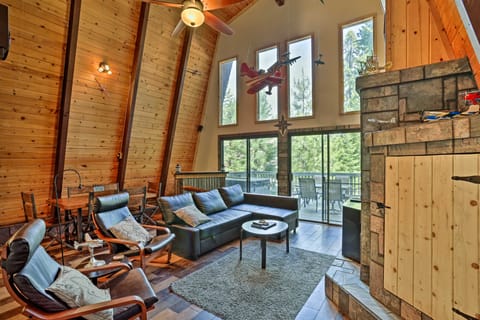 Modern Cabin w/ Hot Tub - Walk to Lake + Golfing! Haus in Lake Almanor West