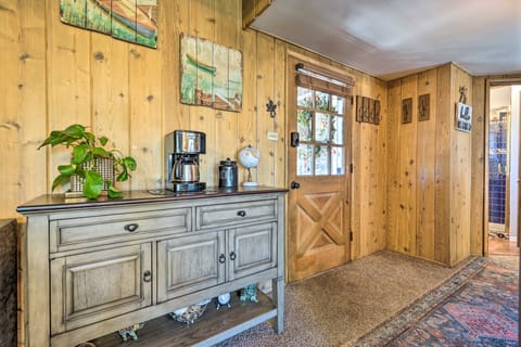 Cute Cabin + Deck < 2 Mi to Lake Arrowhead Village Haus in Lake Arrowhead