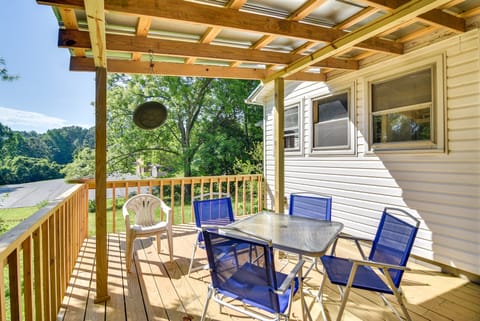 Pet-Friendly Columbus Cottage w/ Deck & Fire Pit! Cottage in Columbus