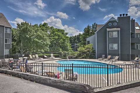 Cozy Resort-Style Gatlinburg Condo: Indoor Pool! Apartment in Gatlinburg