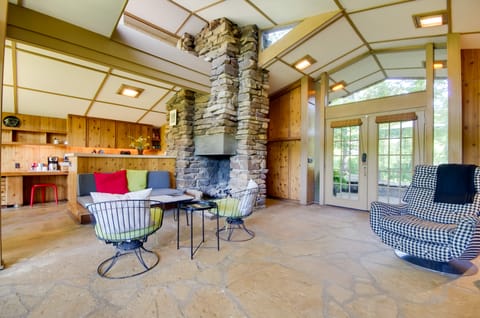 Tranquil Mid-Century Modern Cottage w/ Forest View Cottage in Cherokee Village