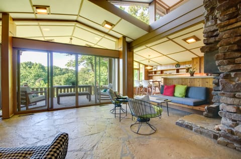 Tranquil Mid-Century Modern Cottage w/ Forest View Cottage in Cherokee Village