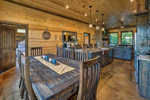 Modern Cabin with Hot Tub & Panoramic Views! House in Broken Bow