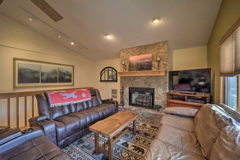 Warm Wooded Cabin w/ 2-Story Deck + Mountain View! Casa in Beech Mountain