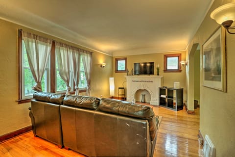 Cozy Duplex: Half Mi to Magic Bag & Woodward Ave! Apartment in Ferndale