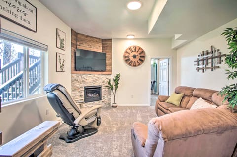 4 Mi to Long Lake Access: Spacious Vista Retreat Apartment in Washington