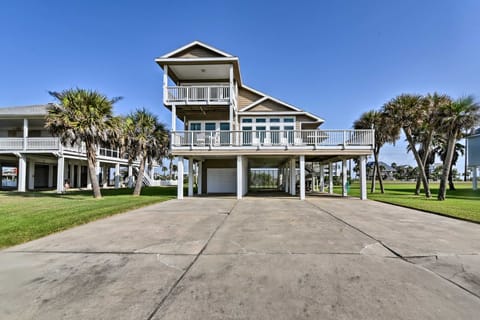 Galveston Family Getaway, 1 Block to Beach! House in Hitchcock