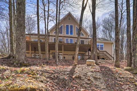 Beech Mountain Family Cabin w/ Hot Tub & Deck House in Beech Mountain