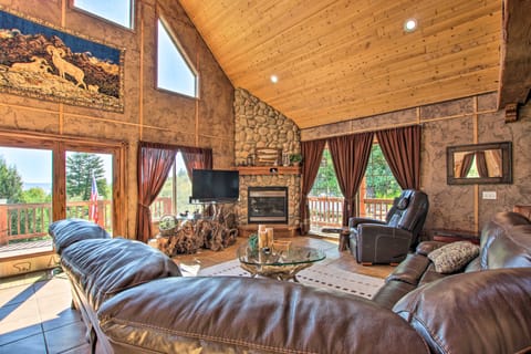 Spacious Fish Haven Cabin w/ Game Room + Deck! House in Idaho