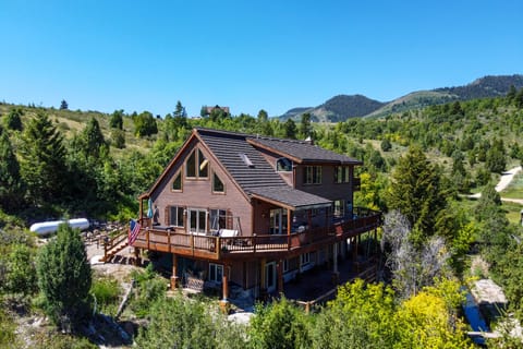 Spacious Fish Haven Cabin w/ Game Room + Deck! House in Idaho