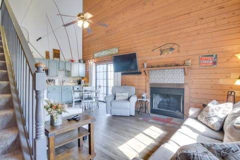 Relax Fireside! Home 8 Mi to Silver Dollar City Apartment in Branson