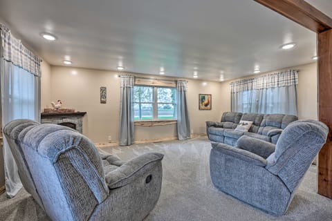 'Rise and Shine Farm' in Goshen w/ BBQ & Fire Pit! House in Indiana