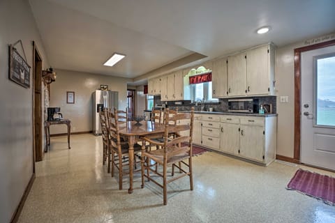 'Rise and Shine Farm' in Goshen w/ BBQ & Fire Pit! House in Indiana