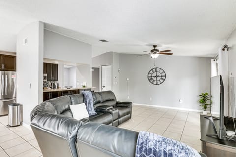 14 Mi to Dwtn Tampa Bay: Brandon Home w/ Fire Pit! House in Brandon