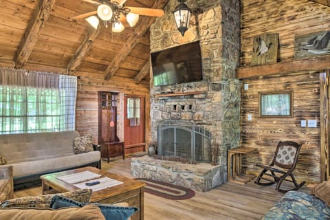 Picturesque Log Cabin < 1 Mile to Table Rock Lake! House in Roaring River Township