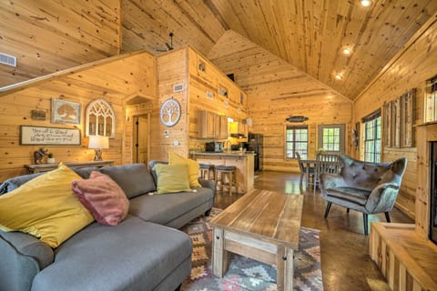 Cabin w/ Hot Tub & Games, 4 Mi to Beavers Bend! House in Broken Bow