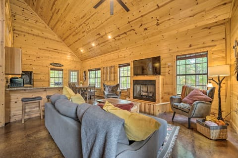 Cabin w/ Hot Tub & Games, 4 Mi to Beavers Bend! House in Broken Bow