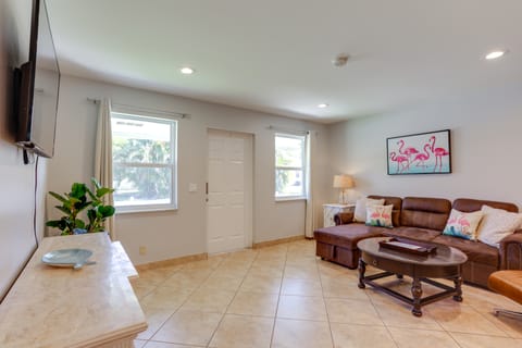 Stylish Updated Getaway: 2 Mi to Swim & Shop! Apartment in Palm Beach Gardens