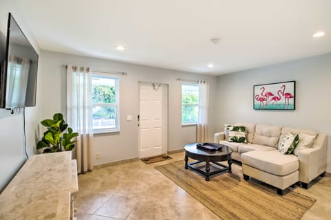 Stylish Updated Getaway: 2 Mi to Swim & Shop! Apartment in Palm Beach Gardens