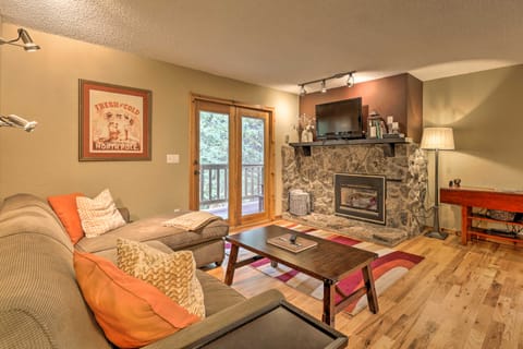 Cozy Condo on Vasquez Creek w/ Free Shuttle Access Apartment in Fraser