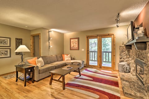 Cozy Condo on Vasquez Creek w/ Free Shuttle Access Apartment in Fraser