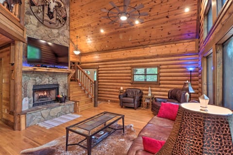 Luxury Greers Ferry Cabin w/ Large Deck & Fire Pit House in Greers Ferry Lake