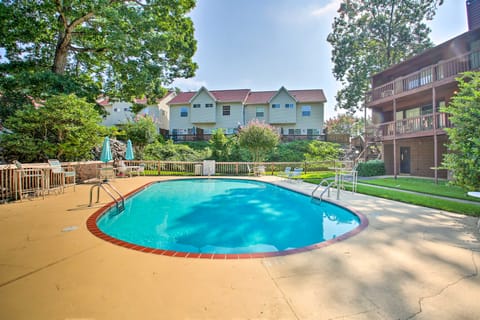 Sunny Hot Springs Hotspot at North Shore Condos! Apartment in Lake Hamilton