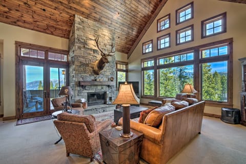 Stunning Ski-In/Ski-Out Penthouse Condo w/ Hot Tub Apartment in Big Sky