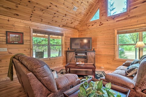 Cozy Cabin Living by Lake Chatuge w/ Covered Patio Casa in Chatuge Lake