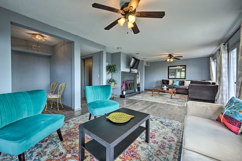 Scenic Hilltop Hideaway, Mins to River & Lake House in Canyon Lake