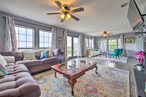 Scenic Hilltop Hideaway, Mins to River & Lake House in Canyon Lake