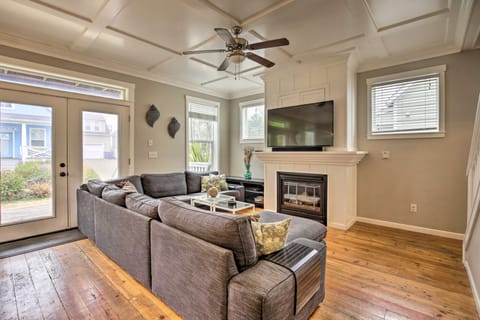 Dog-Friendly Home w/ Deck & Yard ~ Walk to Beach House in Lincoln Beach