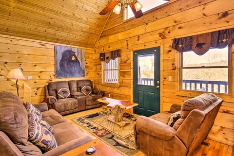 Scenic Sevierville Cabin: Hot Tub, Panoramic Views House in Pittman Center