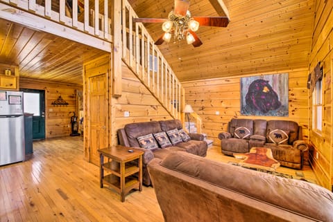 Scenic Sevierville Cabin: Hot Tub, Panoramic Views House in Pittman Center