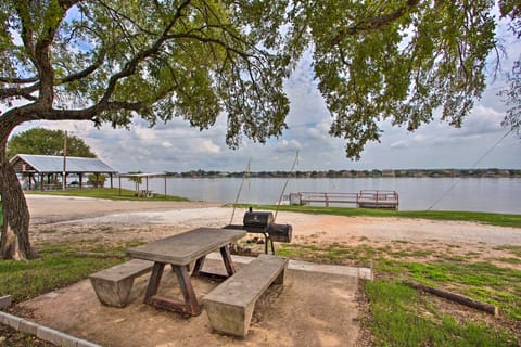 Granbury Cottage, Steps to Lake & Dock! Cottage in Granbury