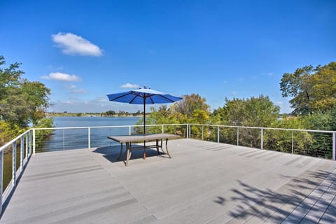 Lakefront Living: Private Dock, Deck, & Game Room! House in Granbury